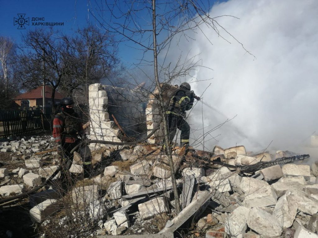 Обстріл Куп’янщини: вранці рятувальники гасили пожежу (фото)
