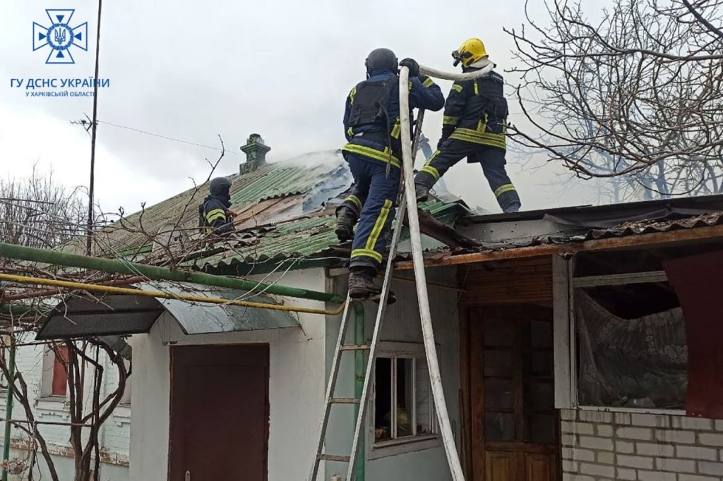 На Харьковщине горели частные дома после обстрелов РФ (фото)