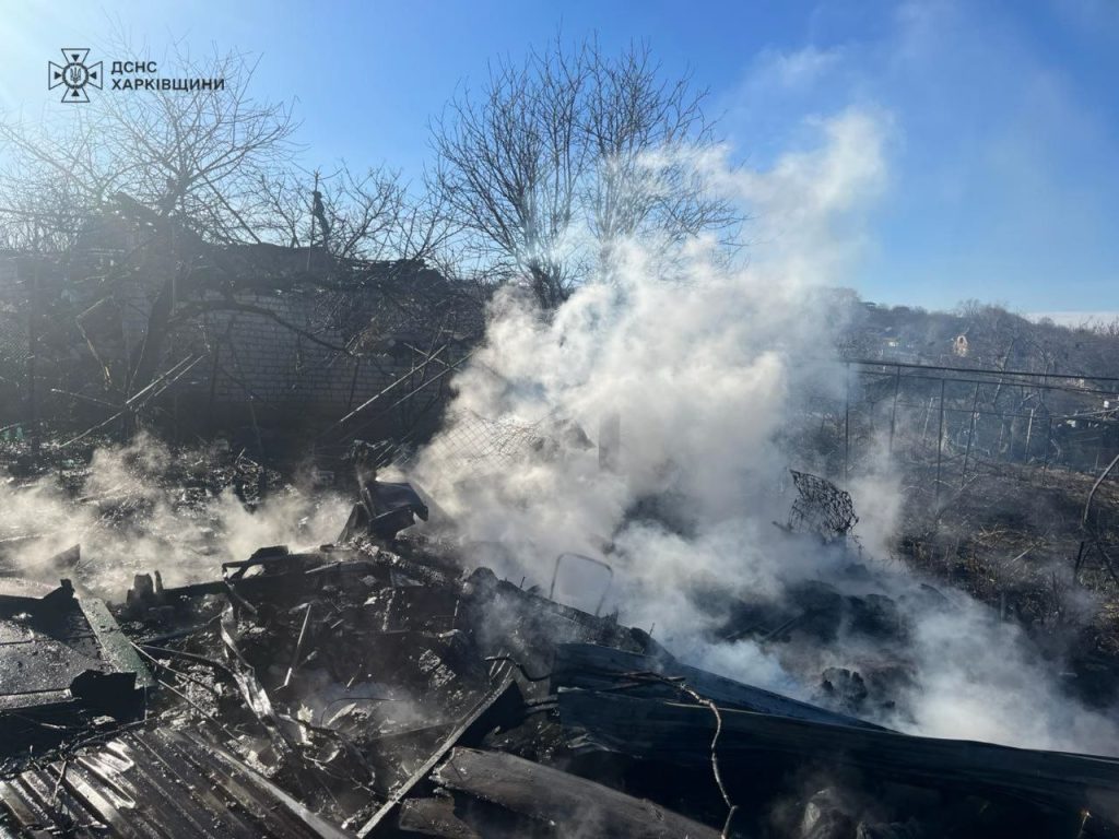 В Купянске из-за авиаудара РФ горел дом: пожар тушили 22 спасателя (фото)