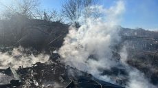 В Купянске из-за авиаудара РФ горел дом: пожар тушили 22 спасателя (фото)