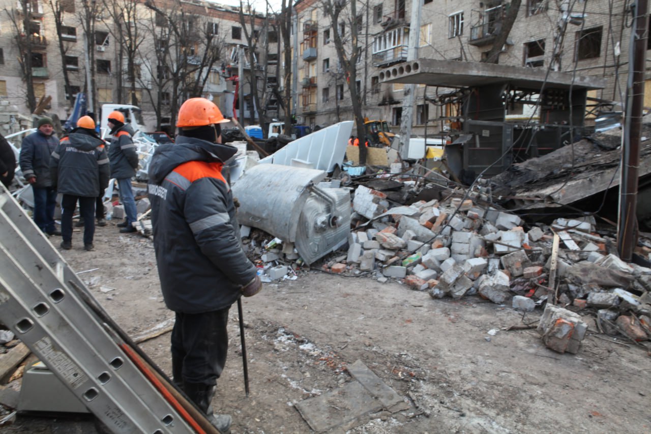 В Харькове вернули свет в многоэтажку, пострадавшую от ракетного удара (фото)