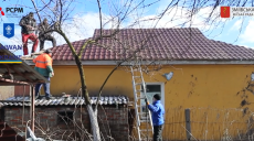 В Змиеве восстанавливают крыши домов, пострадавших от ракетного удара (видео)
