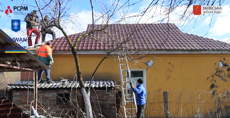 У Змієві відновлюють дахи домів, які постраждали від ракетного удару (відео)