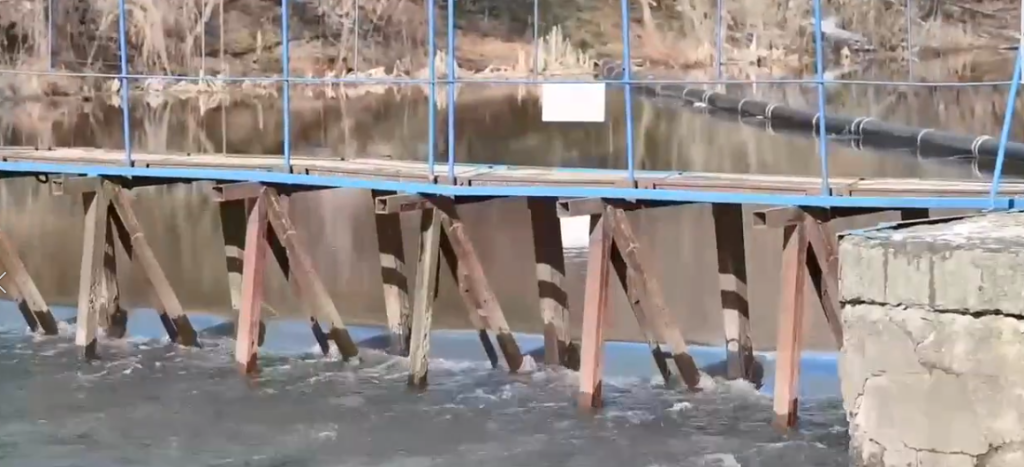 Нефтепродукты в реках Харьковщины: установили 250 метров заграждений (видео)