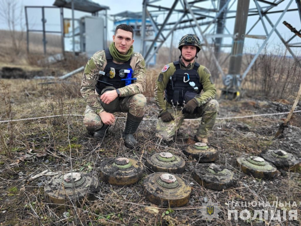 Минное поле нашли на Харьковщине: как уничтожают боеприпасы РФ (фото, видео)
