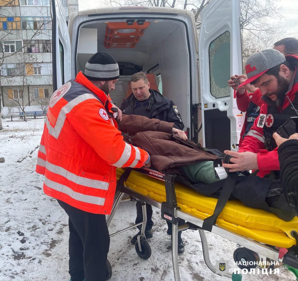 З Куп’янщини евакуюють людей: вивезли постраждалу від удару КАБ жінку