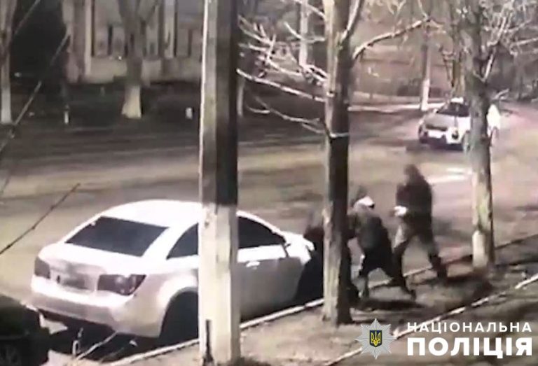 Военного в Киеве ударил кирпичом и ограбил харьковчанин с товарищем (видео)