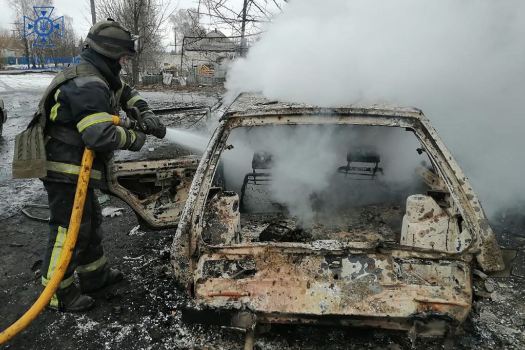 Горіло авто та постраждали будинки на Харківщині через обстріл РФ (фото)