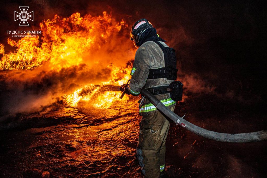 Спасатели до сих пор тушат пожары в Харькове, спасены полсотни человек (фото)
