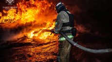 Рятувальники досі гасять пожежі у Харкові, врятовано півсотні людей (фото)