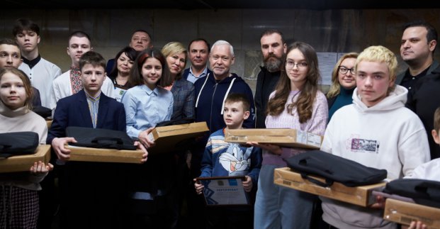 Дети Харькова, чьи дома сгорели от удара «шахедов», получили ноутбуки (фото)