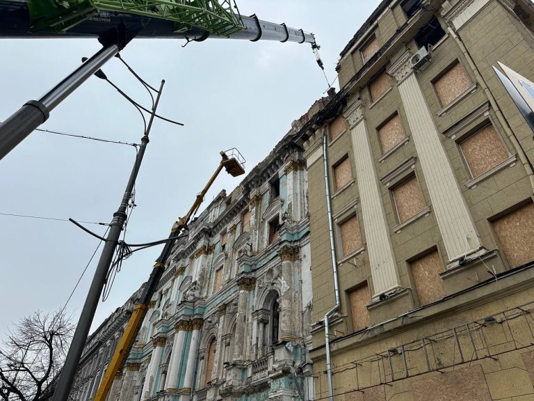 У центрі Харкова усувають аварійність конструкцій пошкоджених будівель (фото)