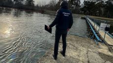 В загрязненных топливом реках Харькова отбирают пробы и считают убытки