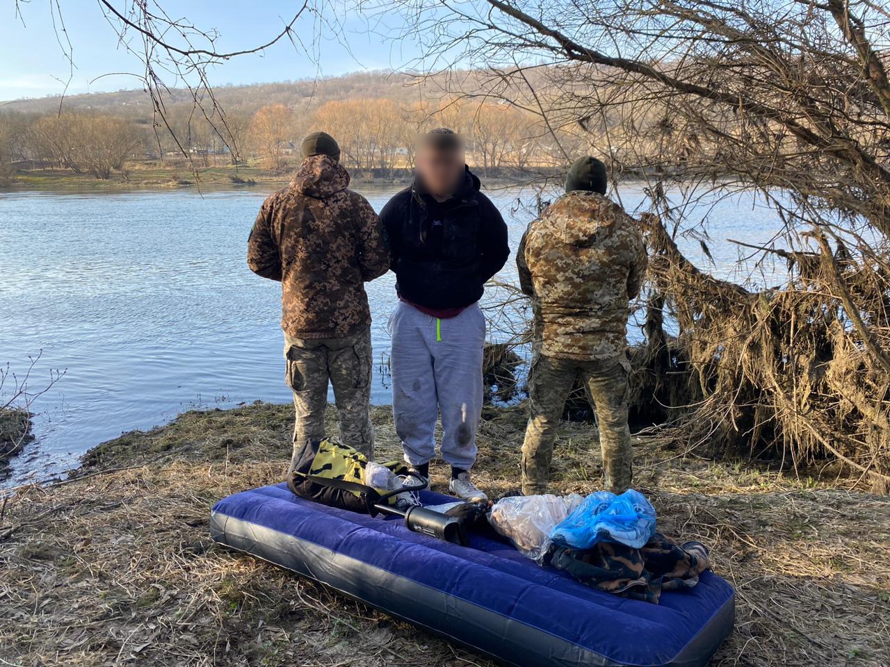 На надувном матрасе харьковчанин хотел сбежать в Молдову: его поймали (фото)