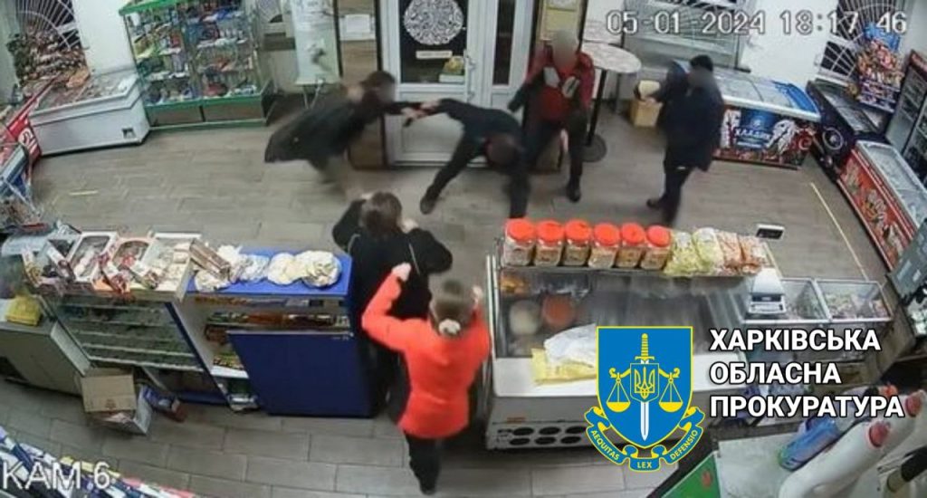 У магазині на Харківщині чоловік ледь не зарубав сокирою покупця (відео)