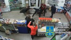В магазине на Харьковщине мужчина чуть не зарубил топором покупателя (видео)