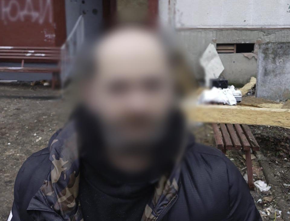 Мародера, що “обчистив” пошкоджену багатоповерхівку, спіймали в Харкові (фото)