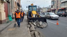 З вулиць у Харкові прибирають брили льоду (фото, відео)