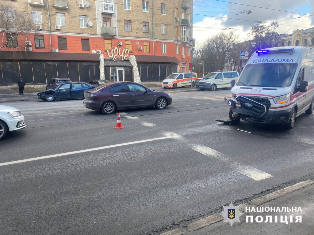 “Швидка” потрапила в ДТП у Харкові: двох людей відвезли в лікарню (фото)