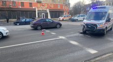 “Швидка” потрапила в ДТП у Харкові: двох людей відвезли в лікарню (фото)