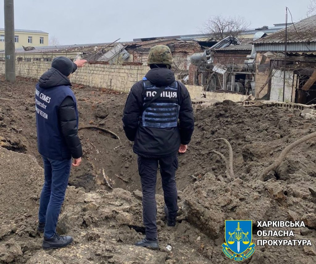 Ракетний удар по Харкову: жінку витягували з-під завалів