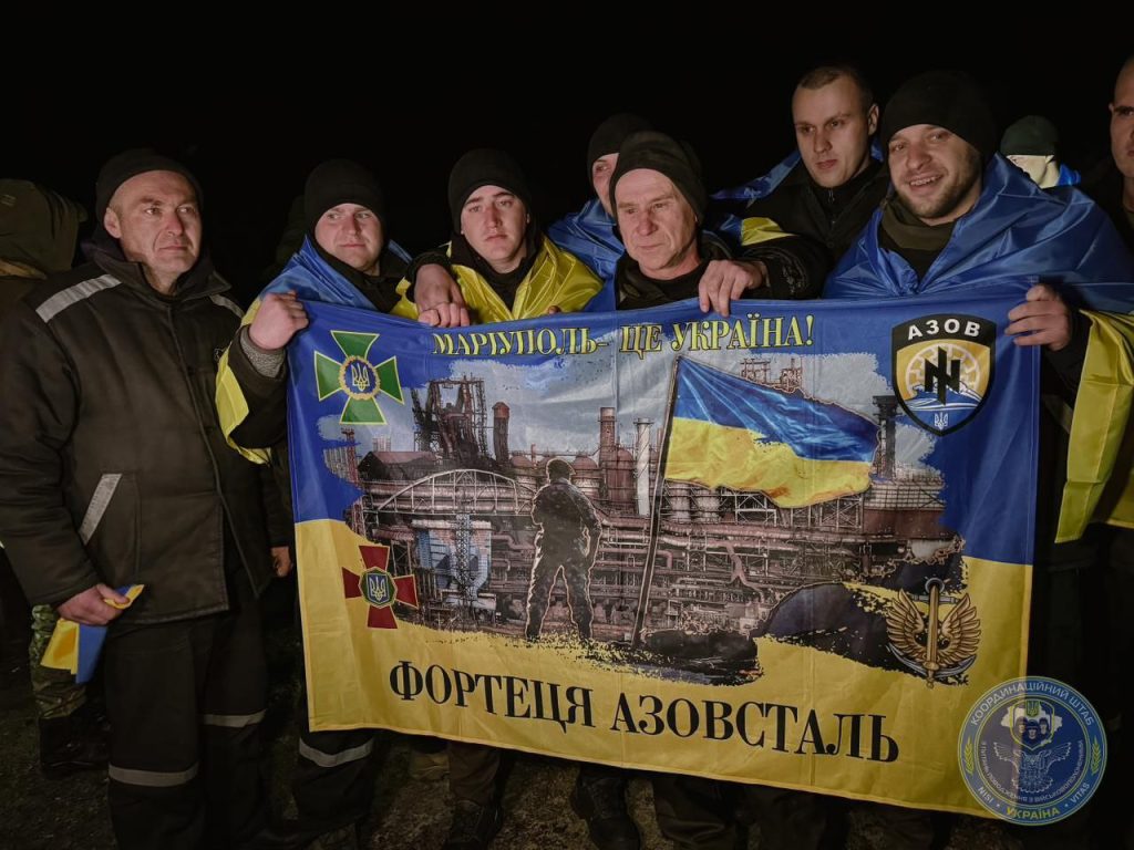 Ще сотню захисників повернули в Україну з російського полону (фото, відео)