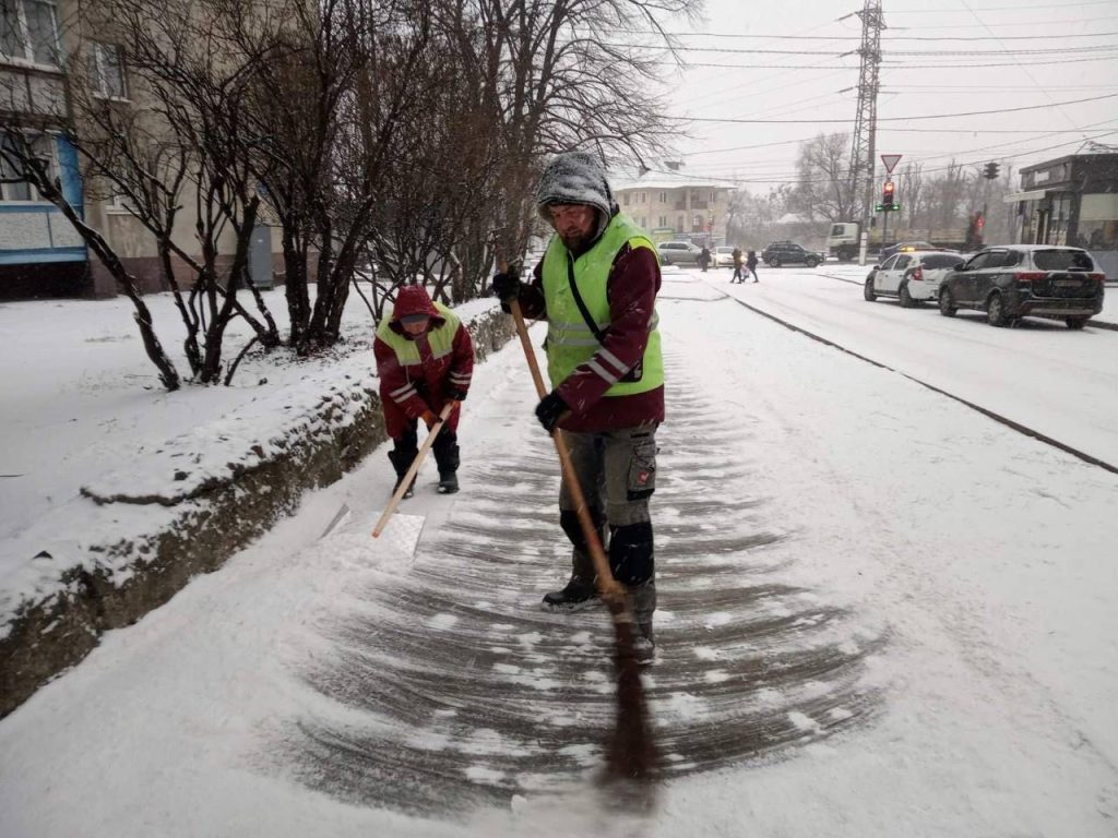 Харьков замело: снег убирают почти 2 тысячи коммунальщиков (фото)