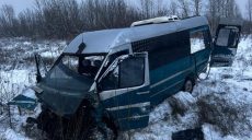 Мікроавтобус зіткнувся з фурою на Харківщині: 12 людей у лікарні (фото)