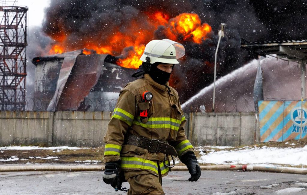 Пожар из-за ударов РФ по нефтебазе в Харькове потушили на третьи сутки (видео)