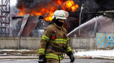 Пожар из-за ударов РФ по нефтебазе в Харькове потушили на третьи сутки (видео)