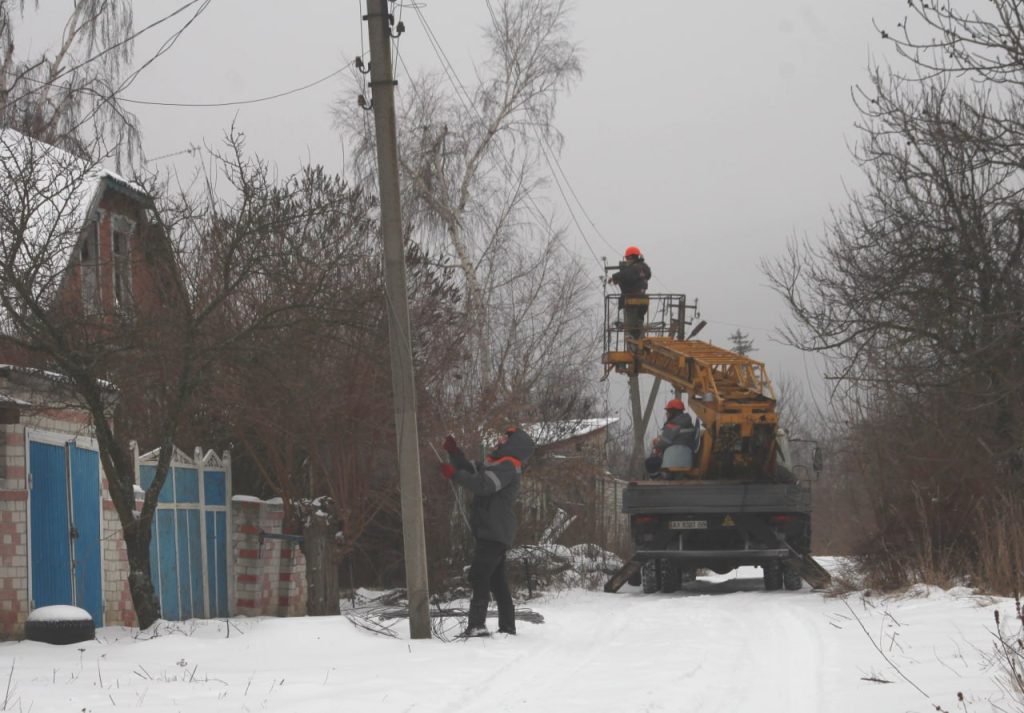 Работают 6 подстанций из 11: на Харьковщине возвращают свет в село у границы
