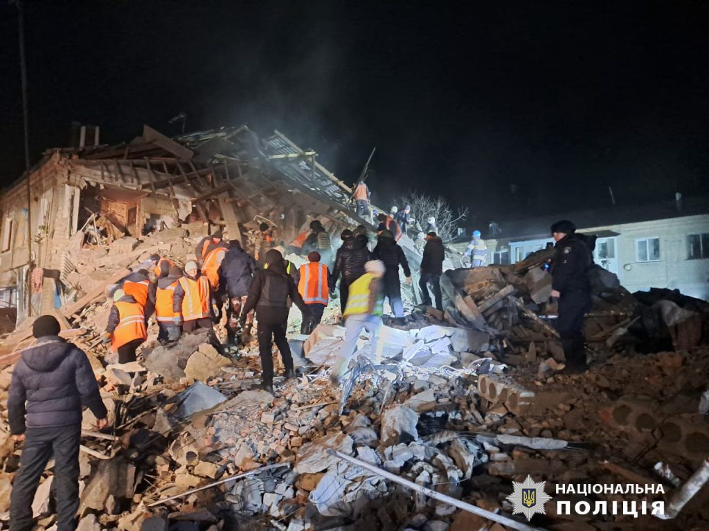 Удар по Великому Бурлуку: двоє загиблих, знищена половина квартир дому (відео)