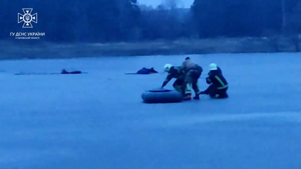 Утром под Харьковом из ледяной воды спасли рыбака