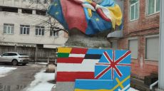 “Крінж”: погруддя комсомолки в Харкові розмалювали прапорами країн-союзників