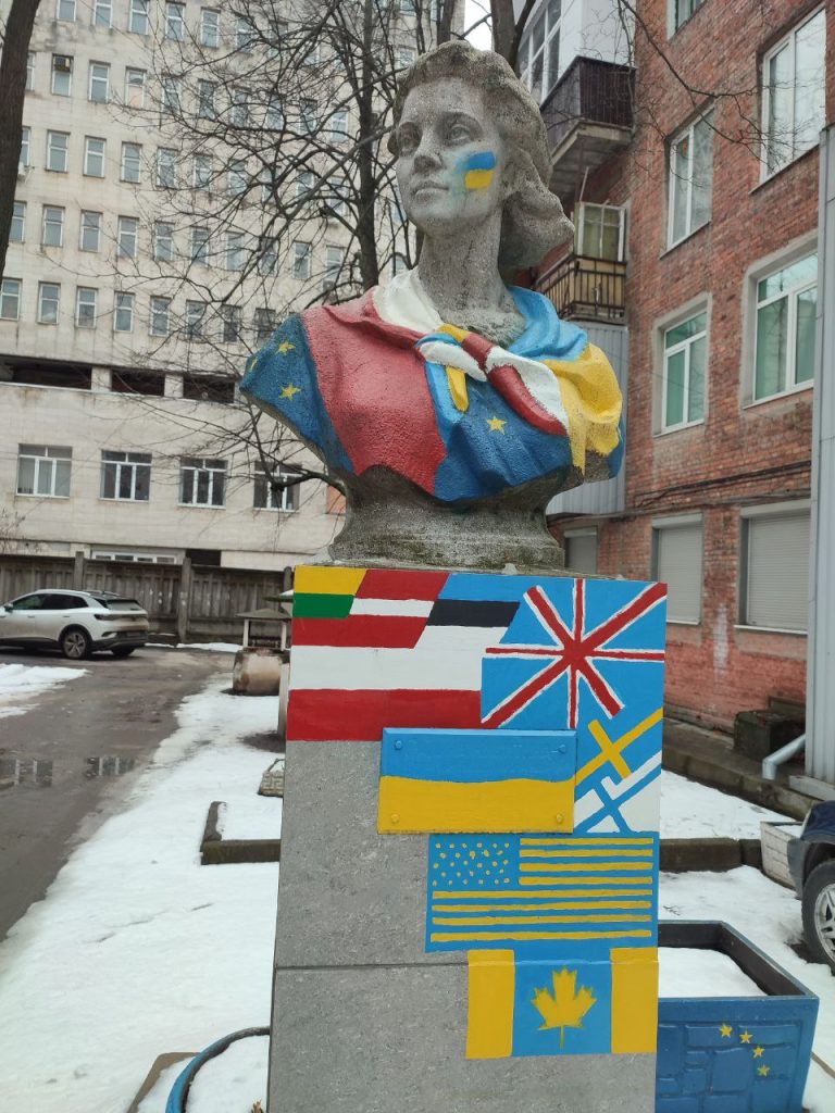 «Это кринж»: бюст комсомолки в Харькове разрисовали флагами стран-союзников