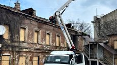 Крышу дома, поврежденного 16 января из-за обстрелов, ремонтируют в Харькове