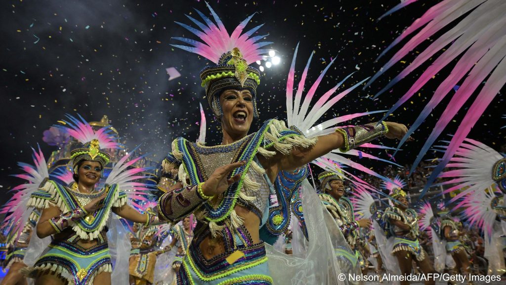 Около 50 миллионов жителей Бразилии участвуют в карнавале-феерии (фото)