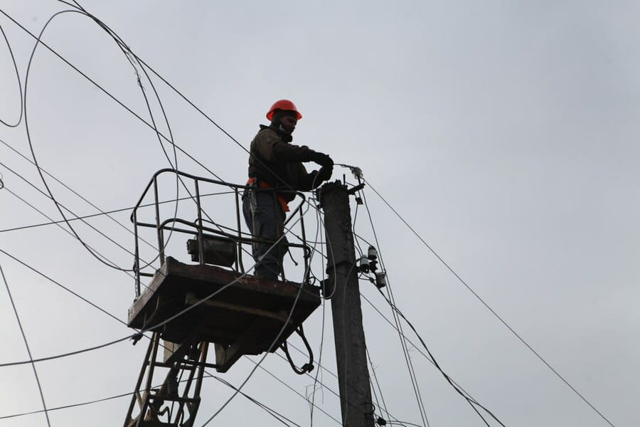 Два года без света: в село Украинское на Харьковщине возвращают электричество