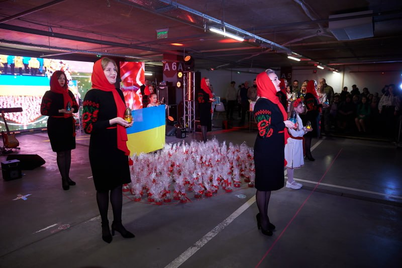 У Харкові встановили новий рекорд: 250 жінок виготовили окопні свічки (фото)