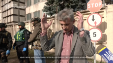 Удар по Харькову: с кондиционера сняли мужчину, спасавшегося от огня (видео)