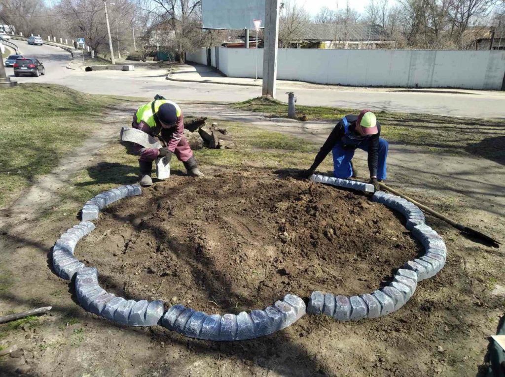 Клумби у Харкові: багаторічники почали висаджувати комунальники (фото)