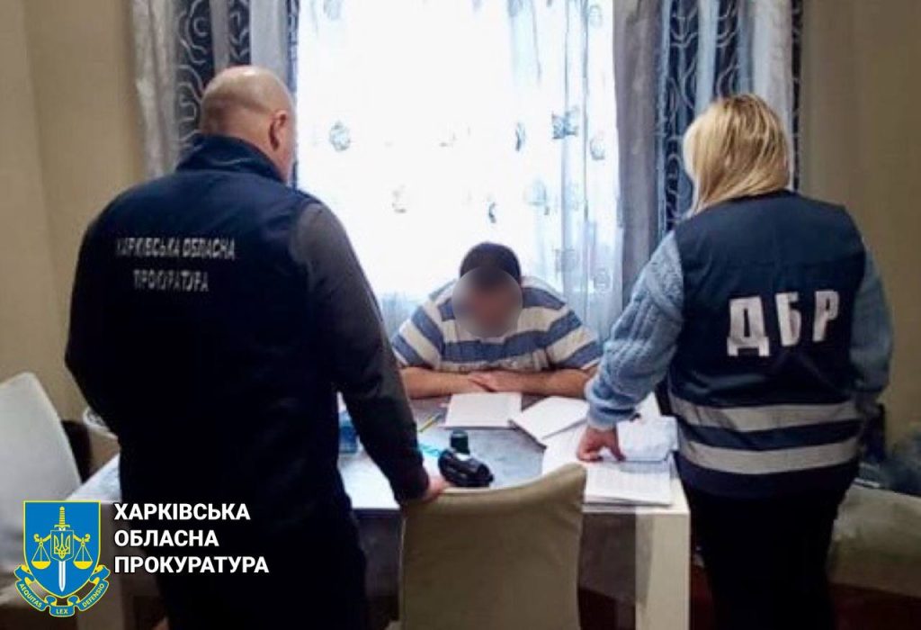 Шантажировали бизнесменов: в Харькове трех налоговиков поймали на коррупции