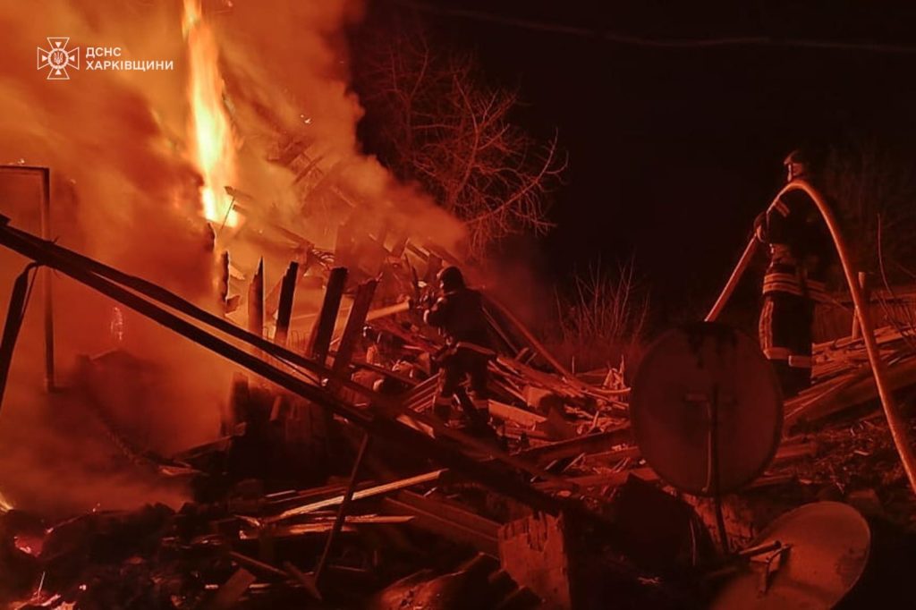 Палав Вовчанськ: уночі рятувальники під обстрілами гасили пожежі (фото)