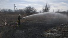 На Куп’янщині горіла трава: вогонь ледь не перекинувся на будинки людей (фото)