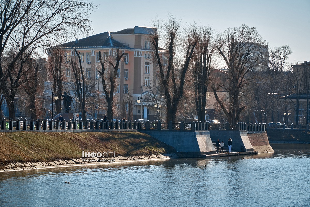 Головні новини 12.03: навчання військових у Харкові, “прильоти”, фортифікації