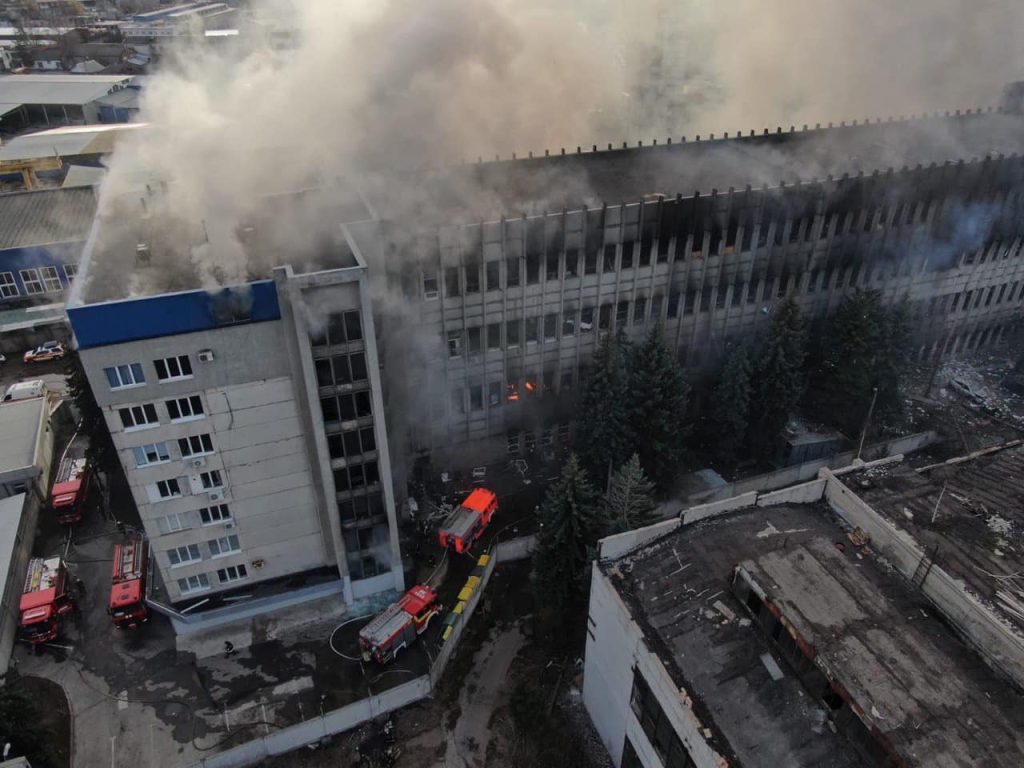 Уже п’ять загиблих від удару по Харкову: з-під завалів дістали тіло чоловіка