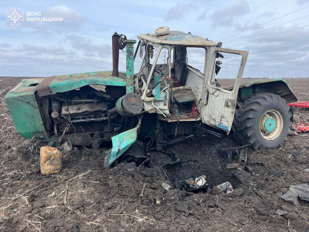 В поле на Харьковщине подорвался трактор: механизатор получил ранение (фото)