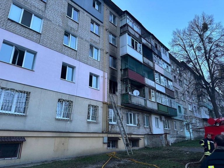 Многоэтажка горела на Харьковщине: 20 жителей эвакуировали (фото)