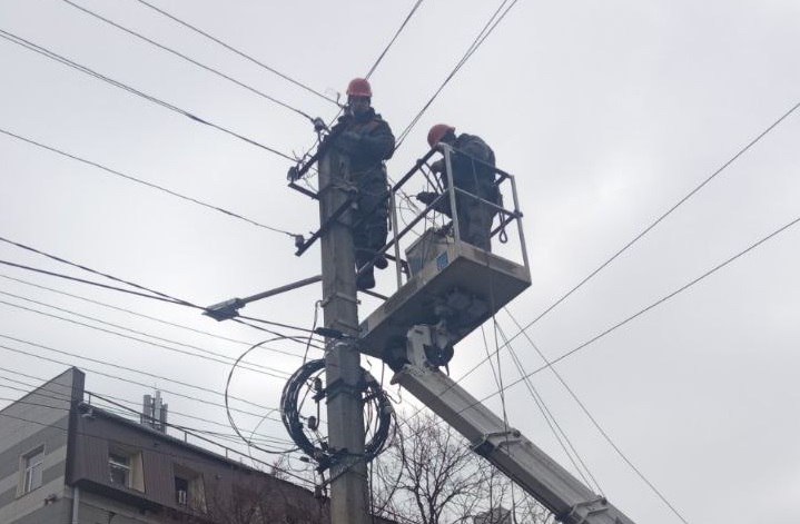 В Чугуев вернули свет после ночного обстрела (фото)