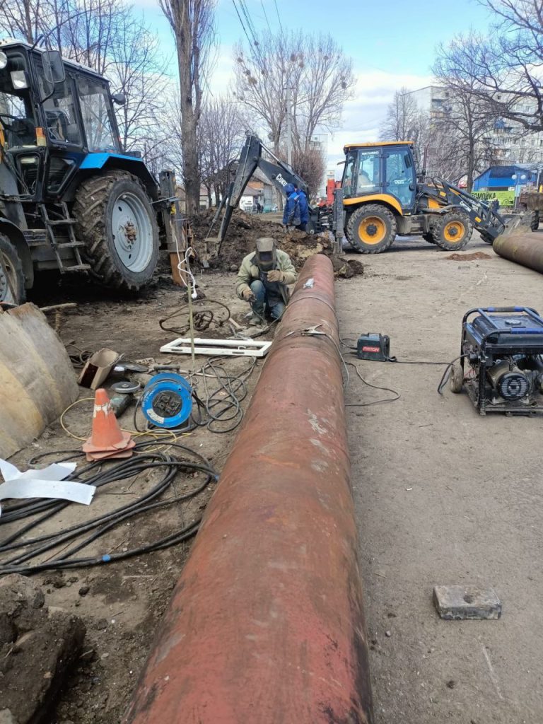 У Чугуєві продовжують ремонтувати пошкоджений водовід: коли дадуть воду